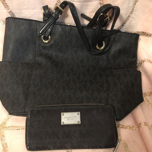 MICHAEL KORS SIGNATURE BLACK PURSE W/WALLET